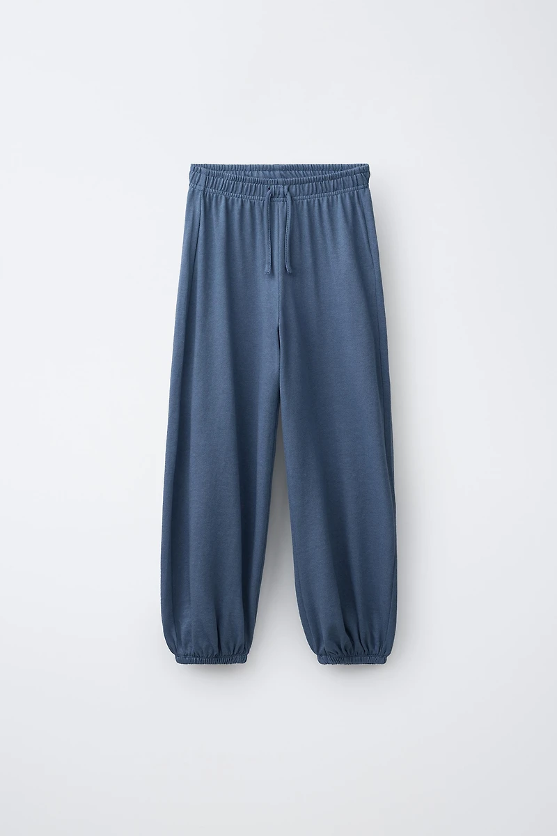ENSEMBLE T-SHIRT À LACETS ET PANTALON JOGGER