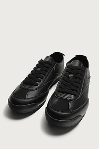 RETRO-STYLE SNEAKERS