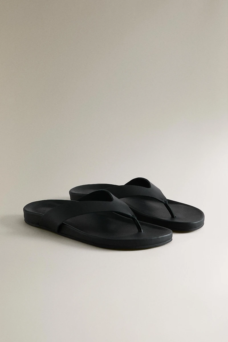 LEATHER THONG SANDALS