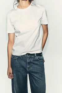 T-SHIRT À FLEUR SUR LE DEVANT