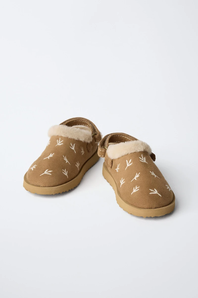 EMBROIDERED FAUX FUR CLOGS