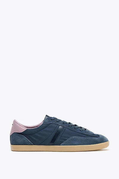 TENNIS DE SPORT AVEC DÉTAILS COLORÉS