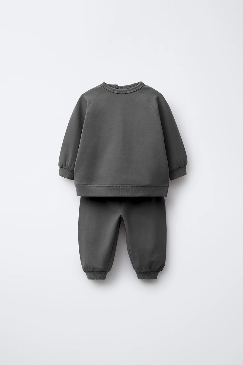 SWEATSHIRT AND JOGGER PANTS SET