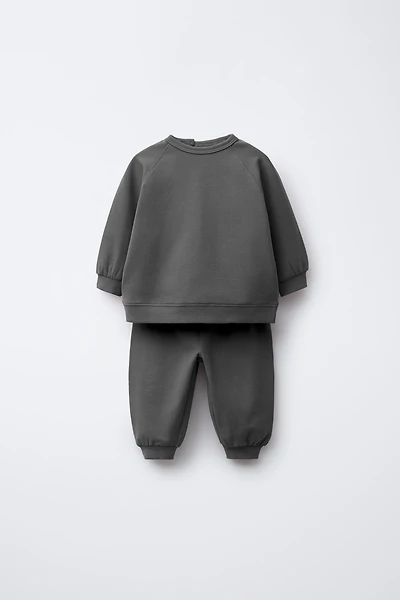 SWEATSHIRT AND JOGGER PANTS SET