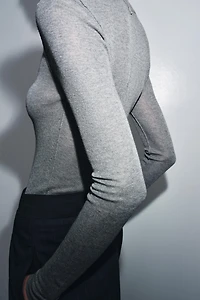 EXTRA-FINE KNIT TOP