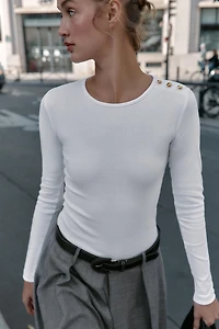 RIBBED BUTTON T-SHIRT