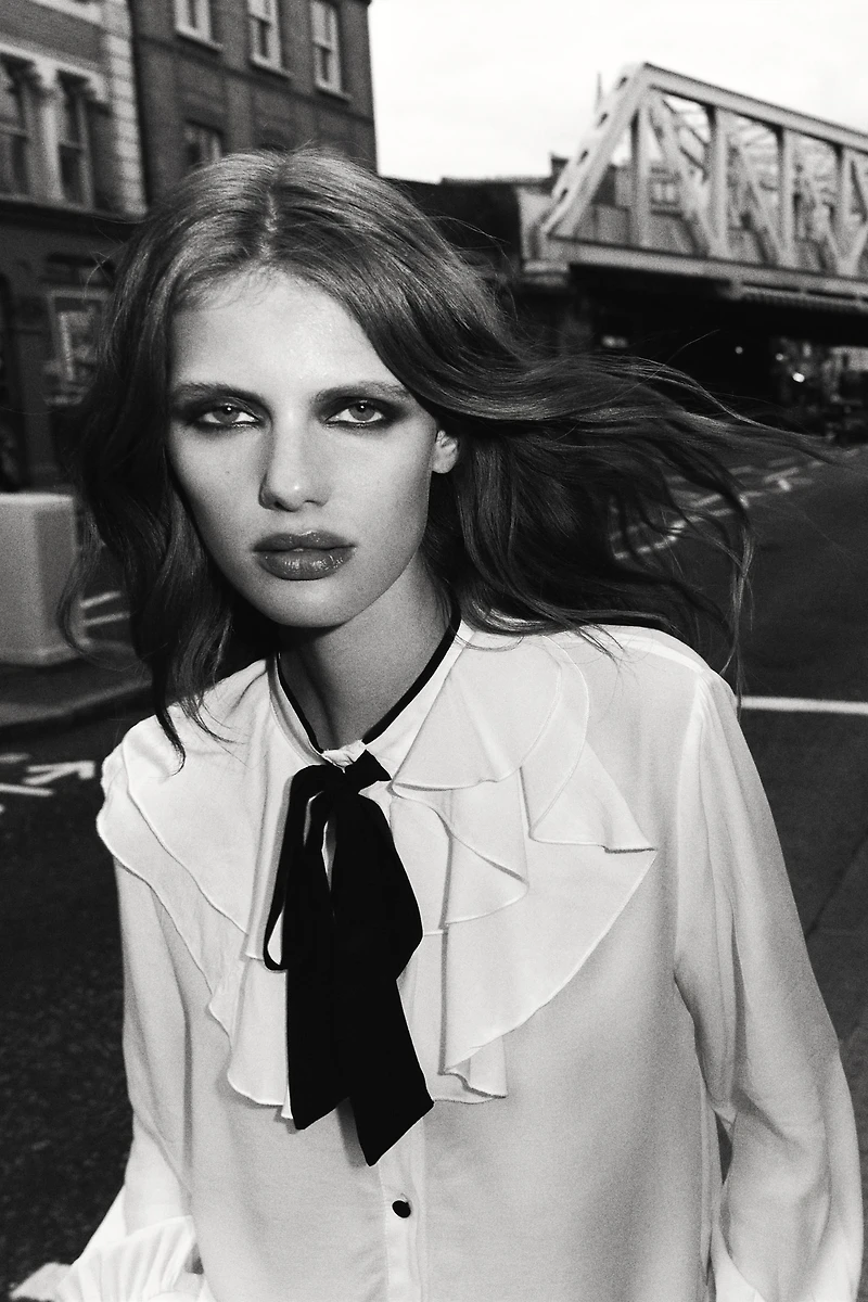 CONTRAST TIE RUFFLE BLOUSE