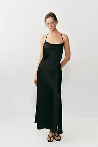 ROBE LONGUE SATINÉE AVEC ACCESSOIRE AU DOS