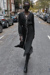 CONTRAST PIPING BELTED PLEATED MIDI DRESS