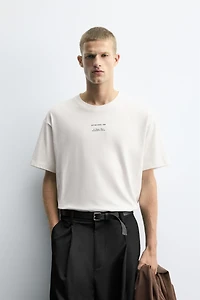 T-SHIRT ÉTIQUETTES CONTRASTE