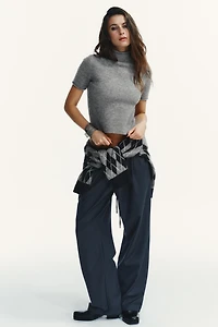 PULL EN MAILLE DOUCE À MANCHES COURTES