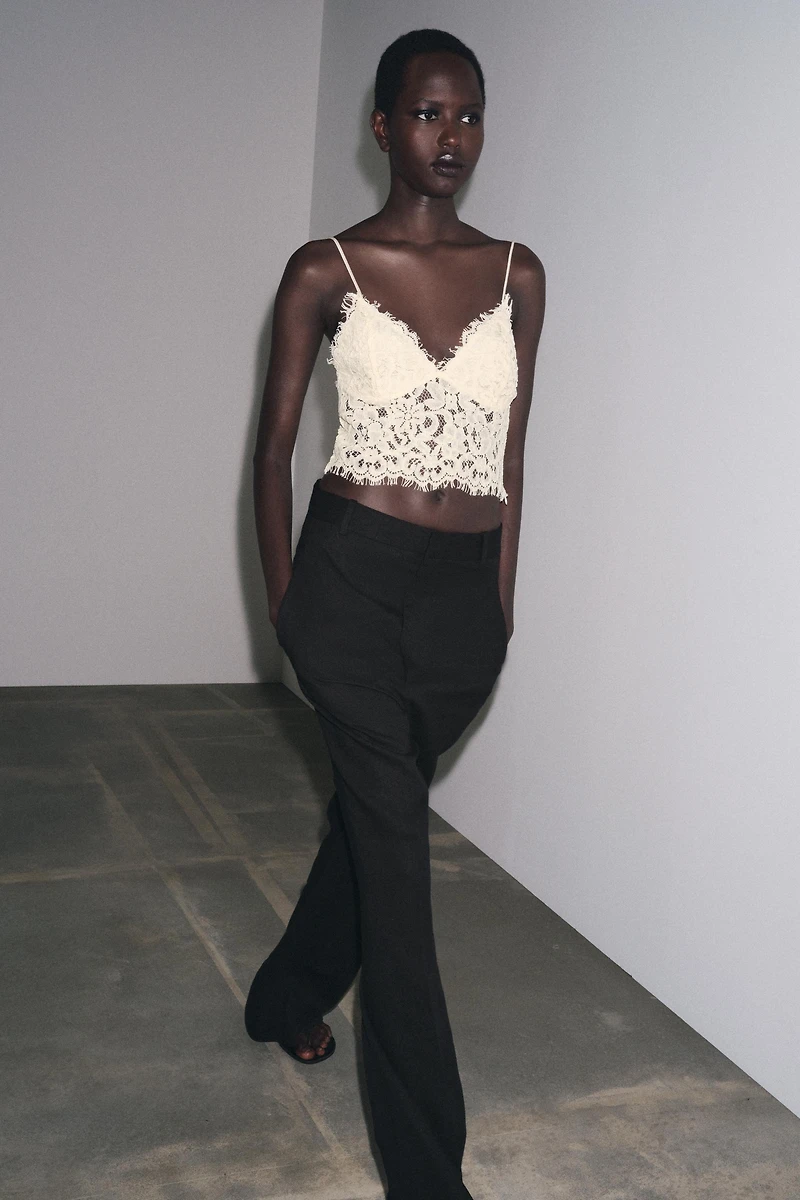 EMBROIDERED CROPPED TOP