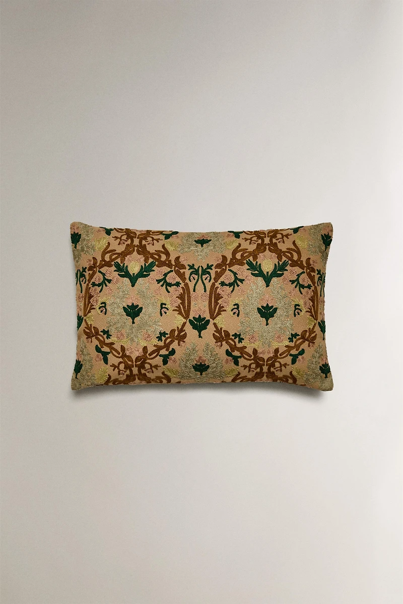 SYMMETRICAL FLORAL THROW PILLOW COVER