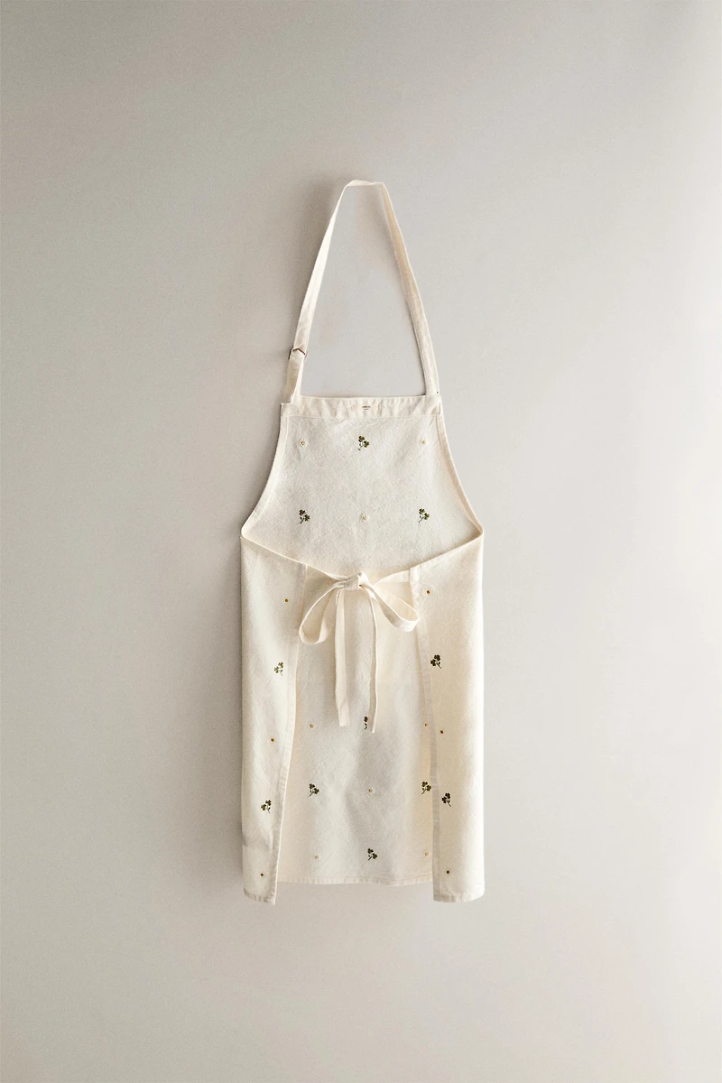 EMBROIDERED CLOVER APRON