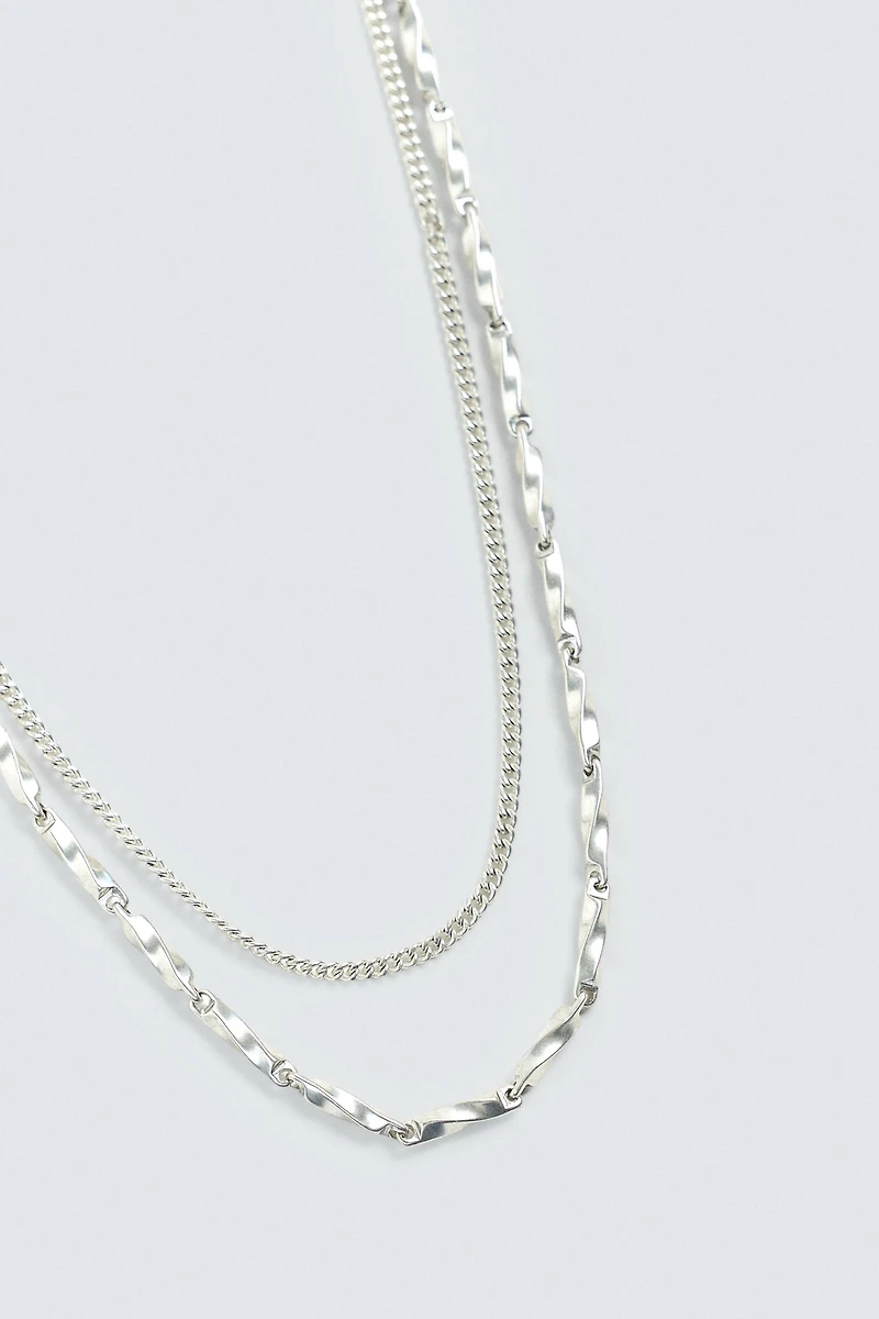 LOT DE 2 COLLIERS EN MATIÈRES VARIÉES