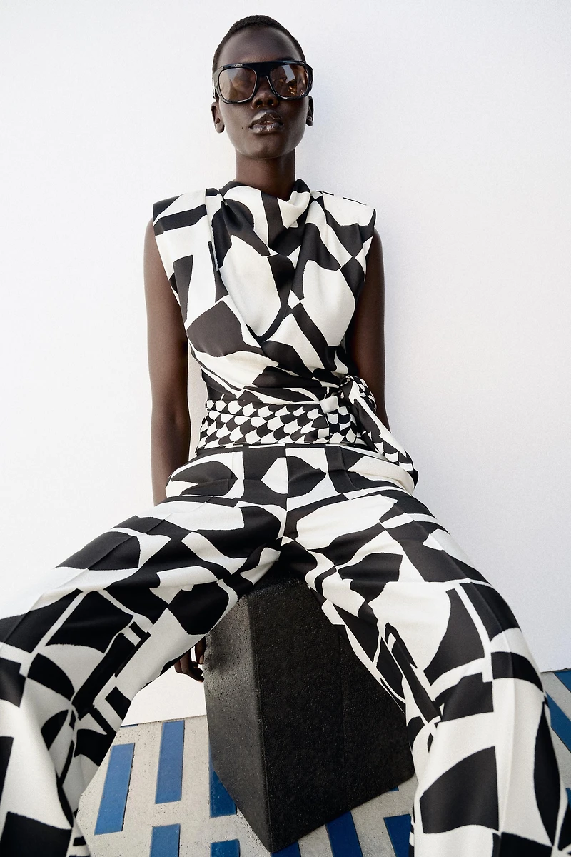 GEOMETRIC PRINT SHOULDER PAD TOP