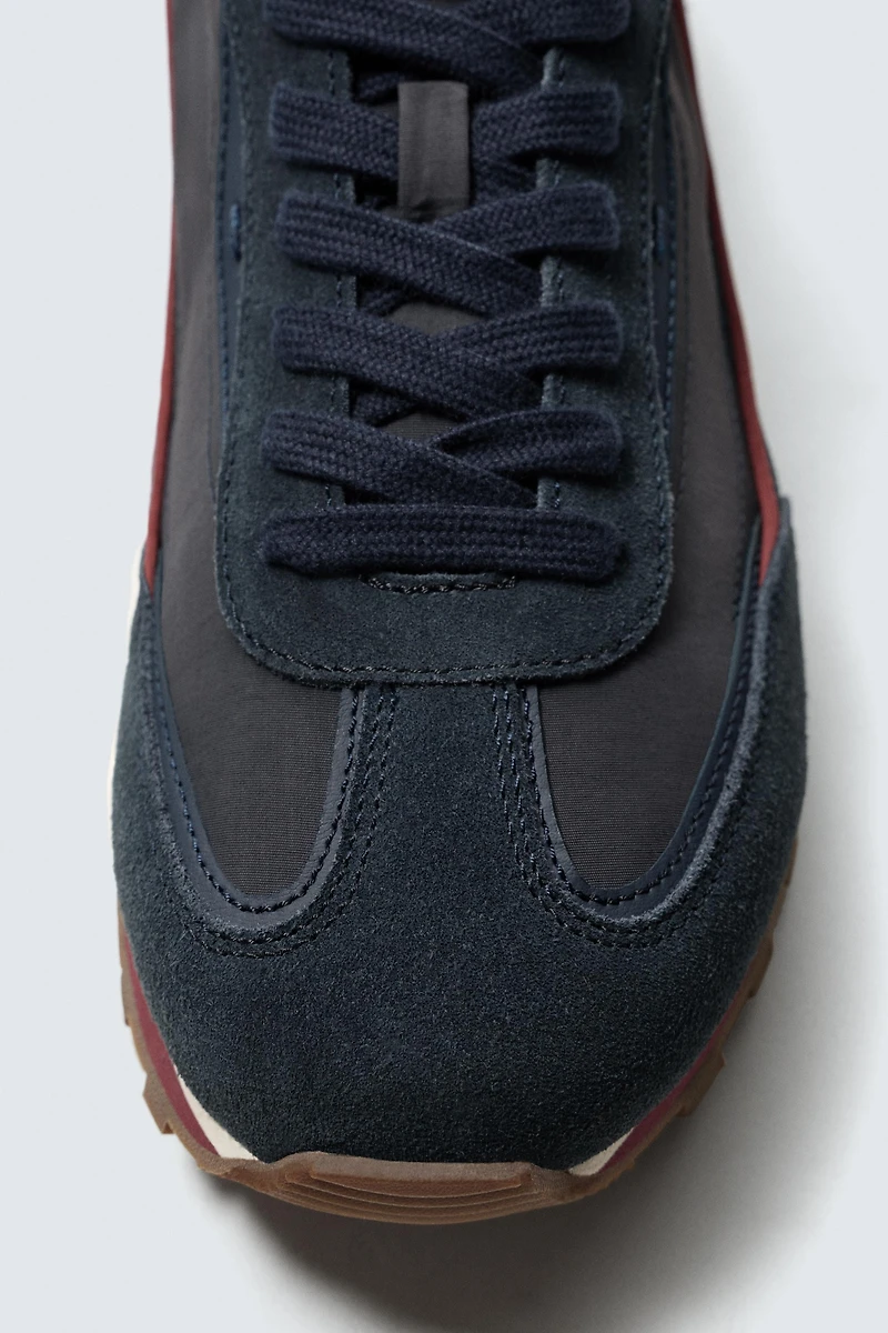 CASUAL SNEAKERS