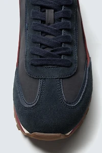 CASUAL SNEAKERS