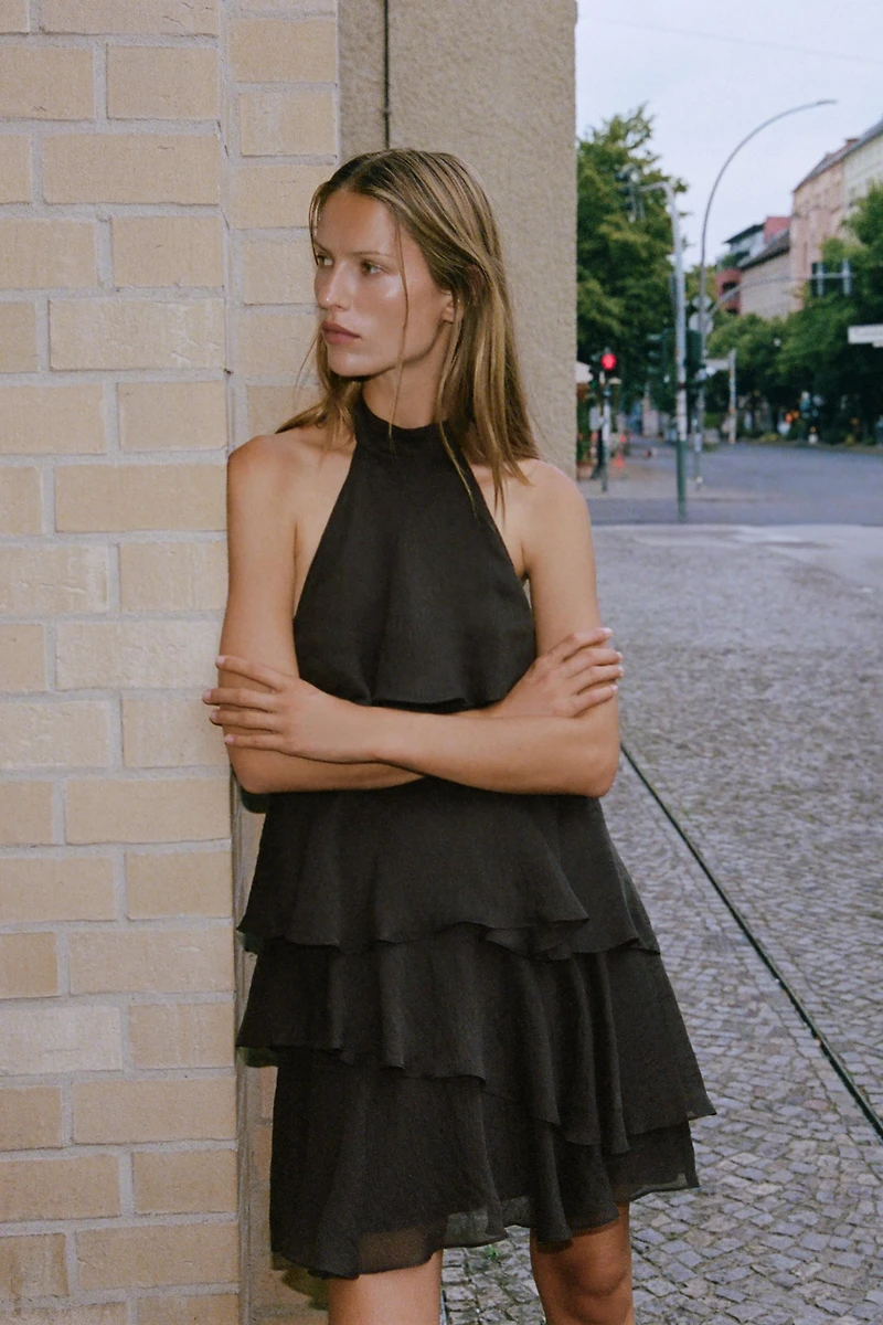 ROBE COURTE À VOLANTS