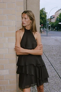 ROBE COURTE À VOLANTS