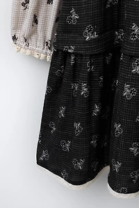 ROBE À CARREAUX ET FLEURS