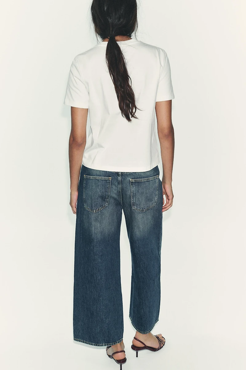 T-SHIRT À FLEUR SUR LE DEVANT