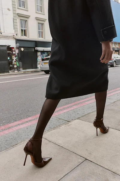 CHAUSSURES OUVERTES À L'ARRIÈRE AVEC BRIDES EFFET VERNI