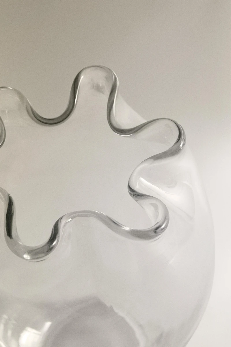 WAVY VASE
