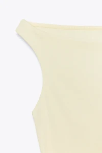 T-SHIRT À ÉPAULES DÉNUDÉES CÔTELÉ