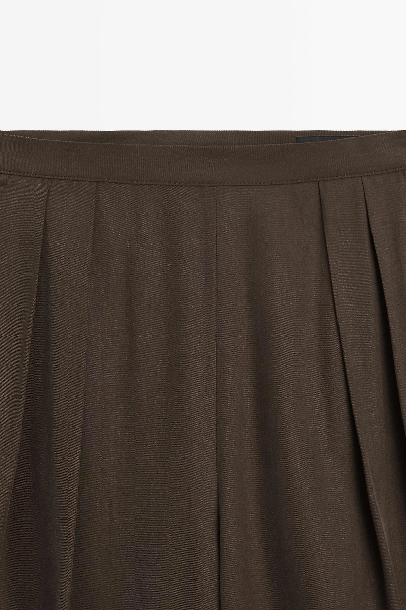 Flowing wide-leg pants with dart detail