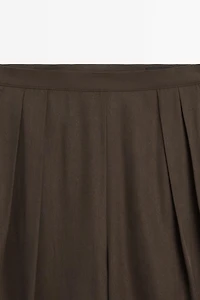 Flowing wide-leg pants with dart detail