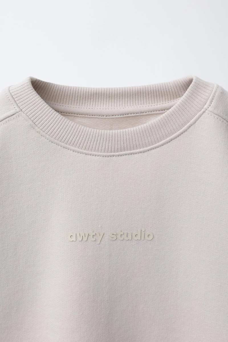 SWEAT AVEC INSCRIPTION EN RELIEF