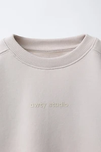 SWEAT AVEC INSCRIPTION EN RELIEF
