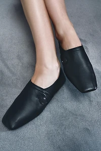 CHAUSSURES PLATES EN CUIR À BOUTON