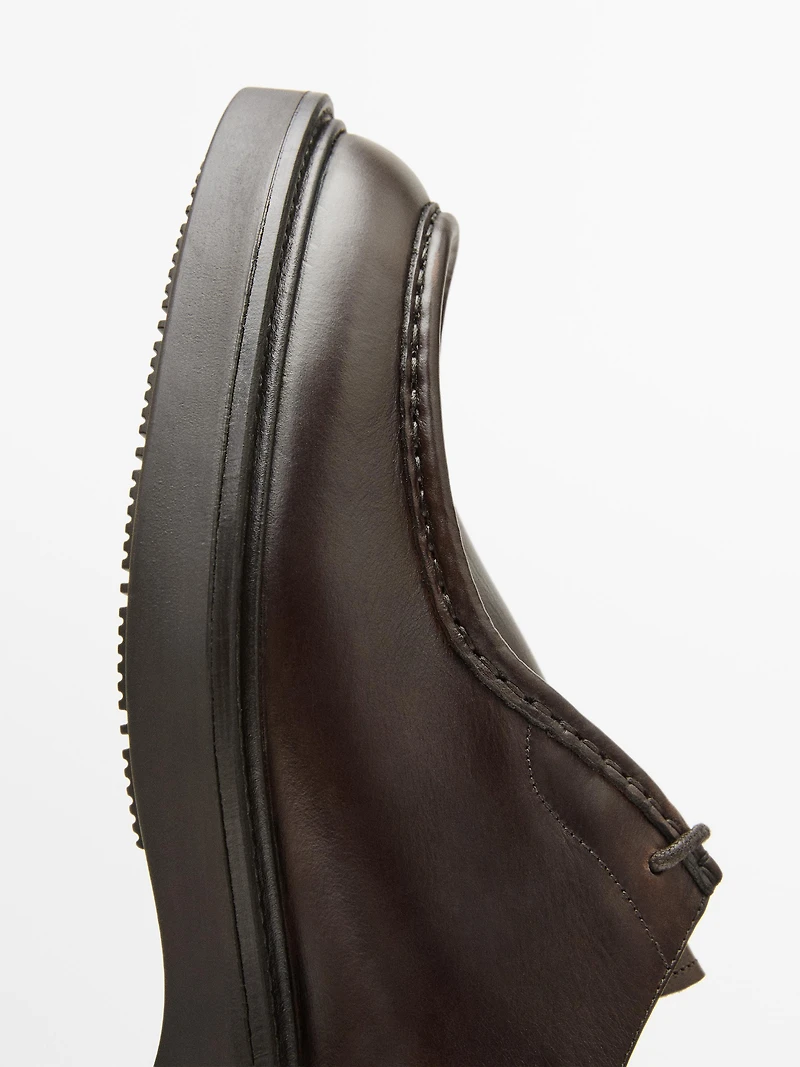 Chaussures en cuir avec broderie