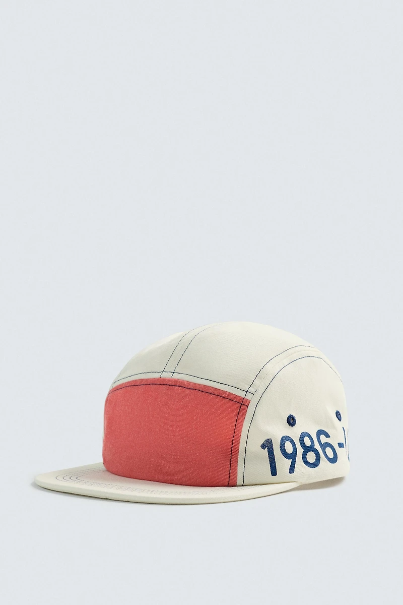 CONTRASTING FLAT BRIM CAP