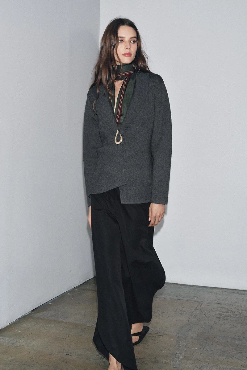KNIT BLAZER WITH BROOCH