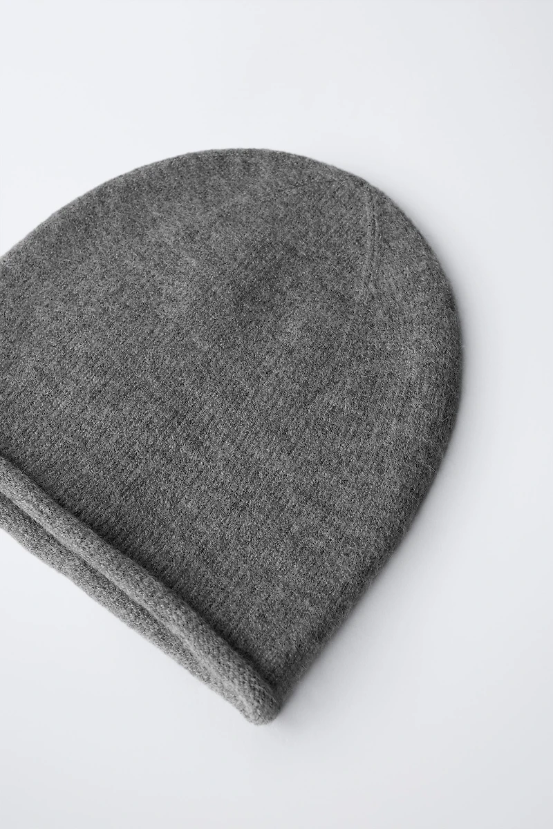 BONNET EN MAILLE AVEC LAINE