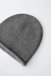 BONNET EN MAILLE AVEC LAINE