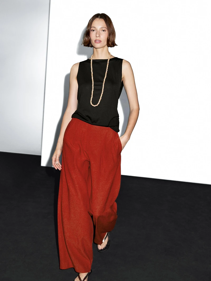 Straight-leg trousers with double dart detail