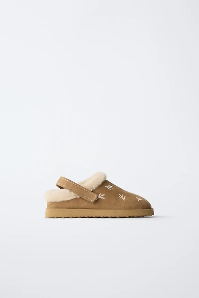 EMBROIDERED FAUX FUR CLOGS