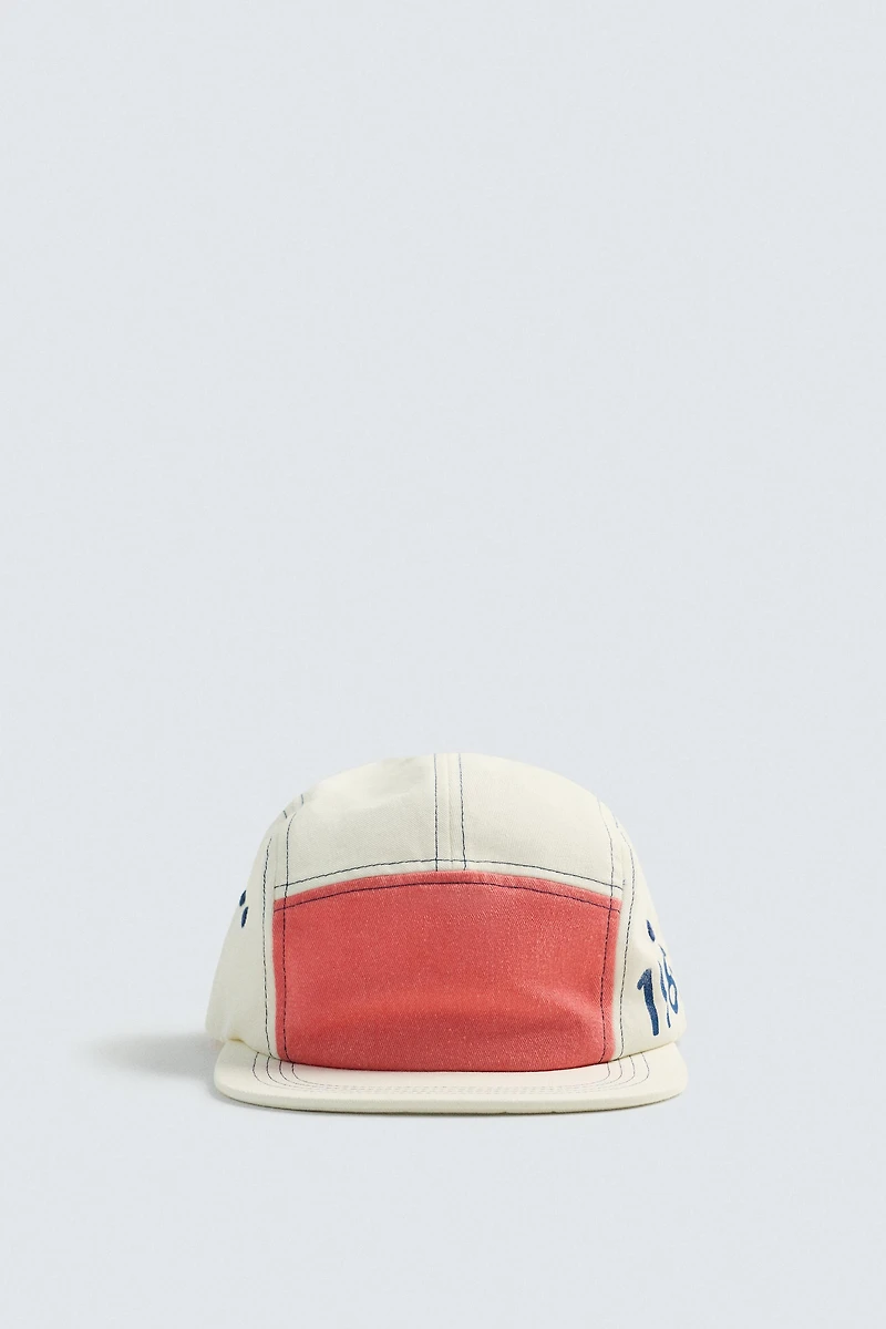 CONTRASTING FLAT BRIM CAP