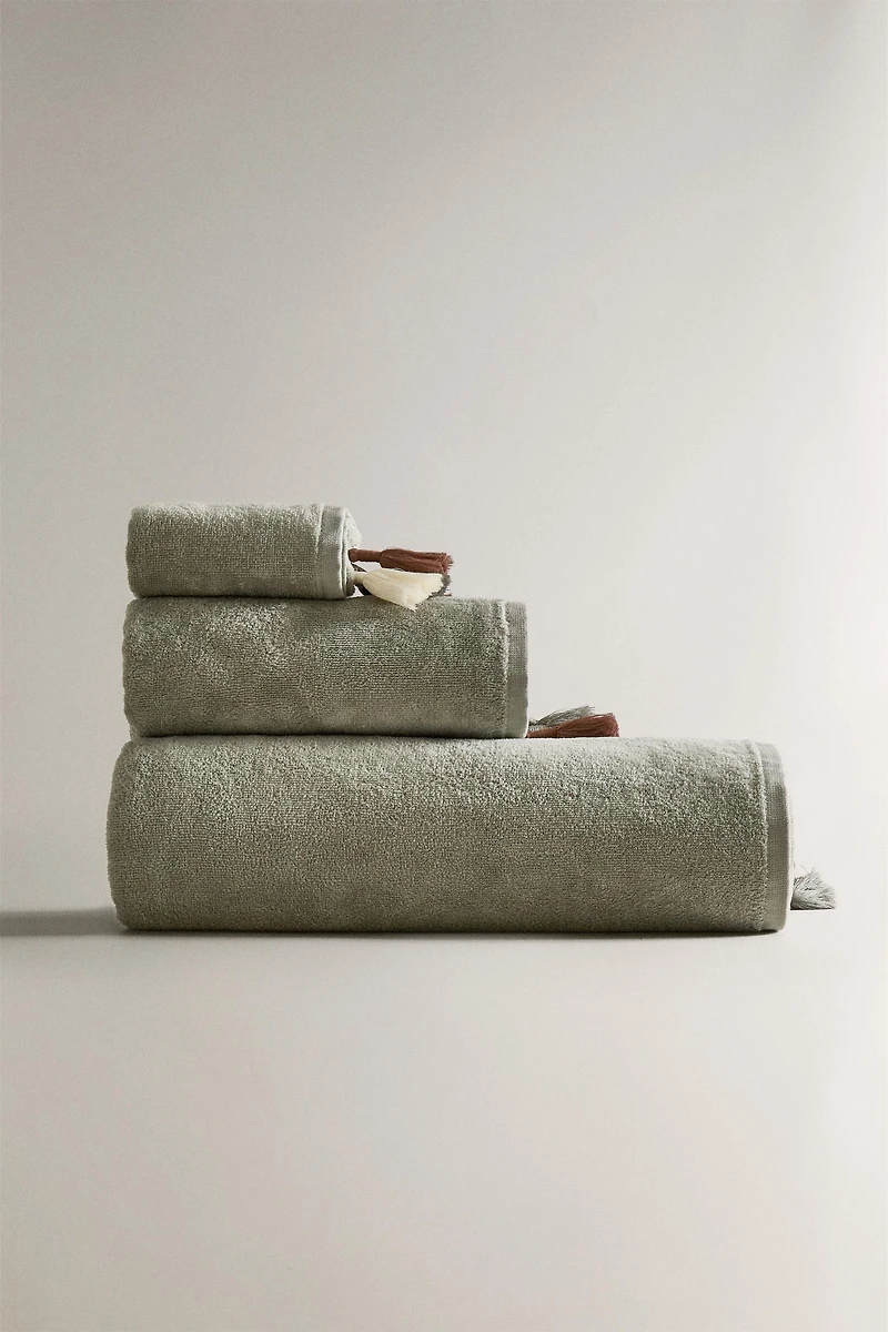 VELOUR BATH TOWEL WITH TASSELS