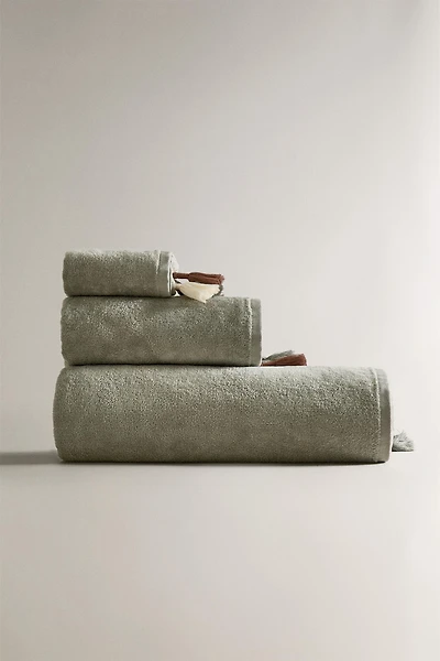 VELOUR BATH TOWEL WITH TASSELS