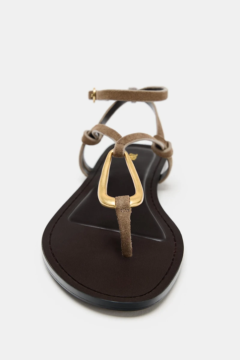 SANDALES EN CUIR AVEC PIÈCE MÉTALLIQUE