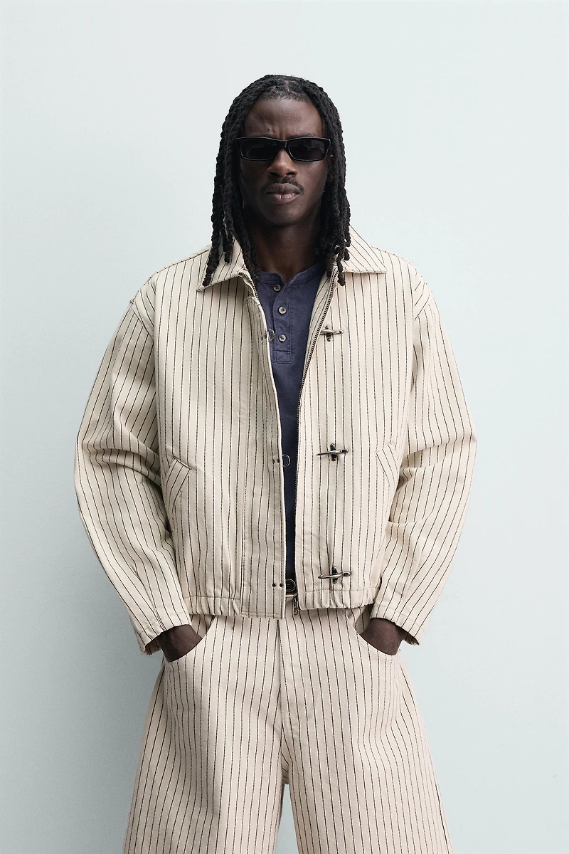 BLOUSON COURT RAYÉ À BRANDEBOURGS