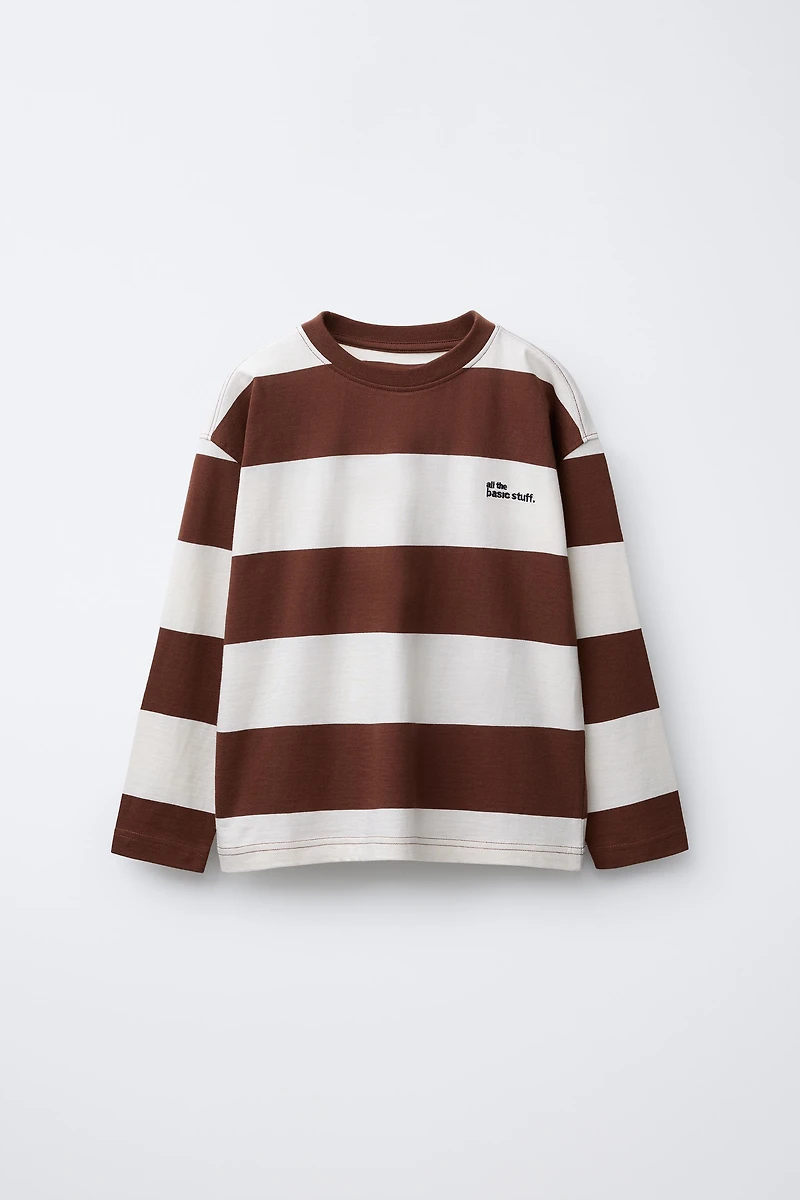 T-SHIRT À RAYURES AVEC INSCRIPTION BRODÉE