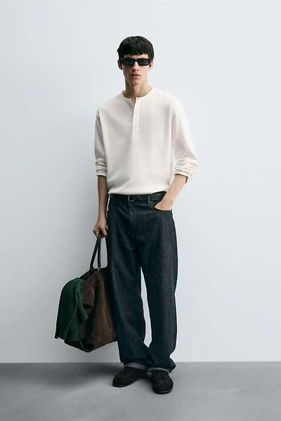 TEXTURED CONTRAST COLLAR T-SHIRT