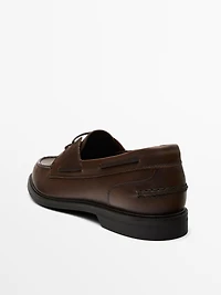 Chaussures bateau en cuir graissé