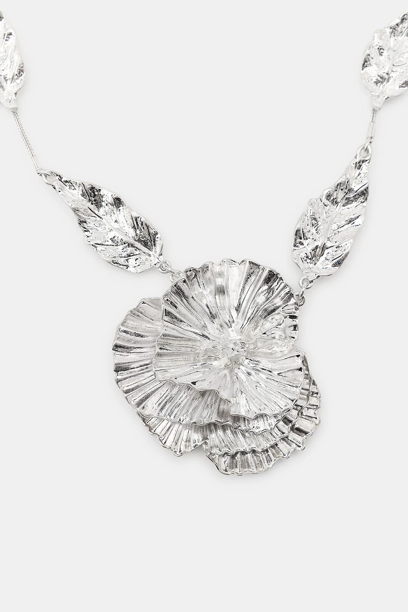 COLLIER FLEURS EN RELIEF